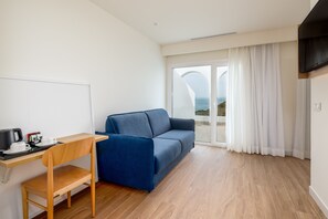 Familiesuite, 1 soverom, terrasse, sjøutsikt | Safe på rommet, skrivebord, wi-fi (inkludert) og sengetøy