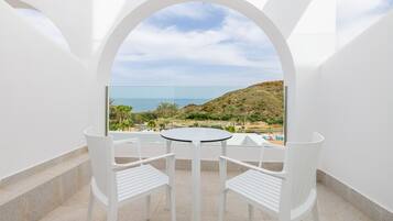 Habitación doble, Terraza, vista al mar | Caja de seguridad en la habitación, escritorio y wifi gratis