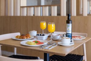 Se ofrece un desayuno bufé todos los días (por un coste adicional)