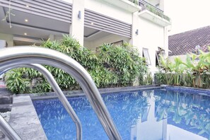 Outdoor pool - RedDoorz @ Benesari 2 (Kuta)