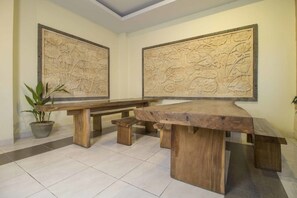 Lobby sitting area - RedDoorz @ Benesari 2 (Kuta)