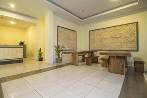 Lobby sitting area - RedDoorz @ Benesari 2 (Kuta)