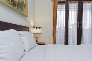 Standard Double Room, 1 Double Bed | Desk, free WiFi, bed sheets - RedDoorz @ Benesari 2 (Kuta)