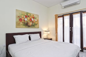 Escritorio, wifi gratis y ropa de cama 