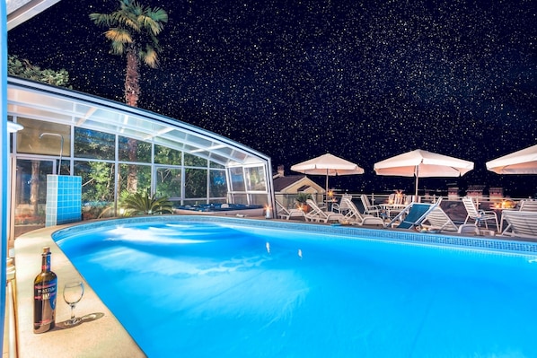 Piscina externa sazonal, funciona das 10h às 19h, guarda-sóis