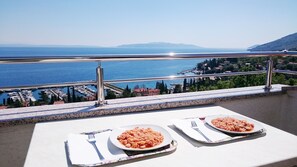 Appartement Penthouse panoramique, 1 chambre, vue sur la mer | Balcon