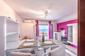 Premium Apartment, 1 Bedroom, 2 Bathrooms, Sea View | In-room dining