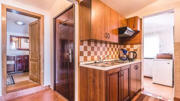 Penthouse panorámico, 1 habitación, vista al mar | Cocina privada | Refrigerador, parrilla de estufa, cafetera y tetera y tetera eléctrica