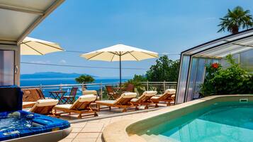 Sæsonbestemt udendørs pool, åben fra kl. 10.00 til kl. 19.00, parasoller