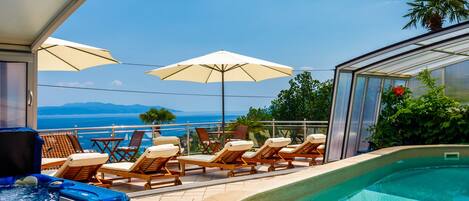 Piscina stagionale all'aperto, ombrelloni da piscina, lettini