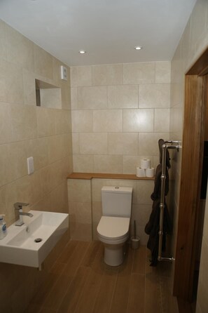 Shower, towels - The Elms Annex (Buntingford)