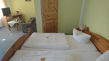 Comfort-Dreibettzimmer | Zimmersafe, Schreibtisch, Babybetten, Zustellbetten