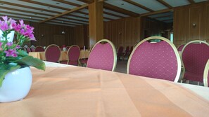 S'hi serveixen esmorzars i sopars 