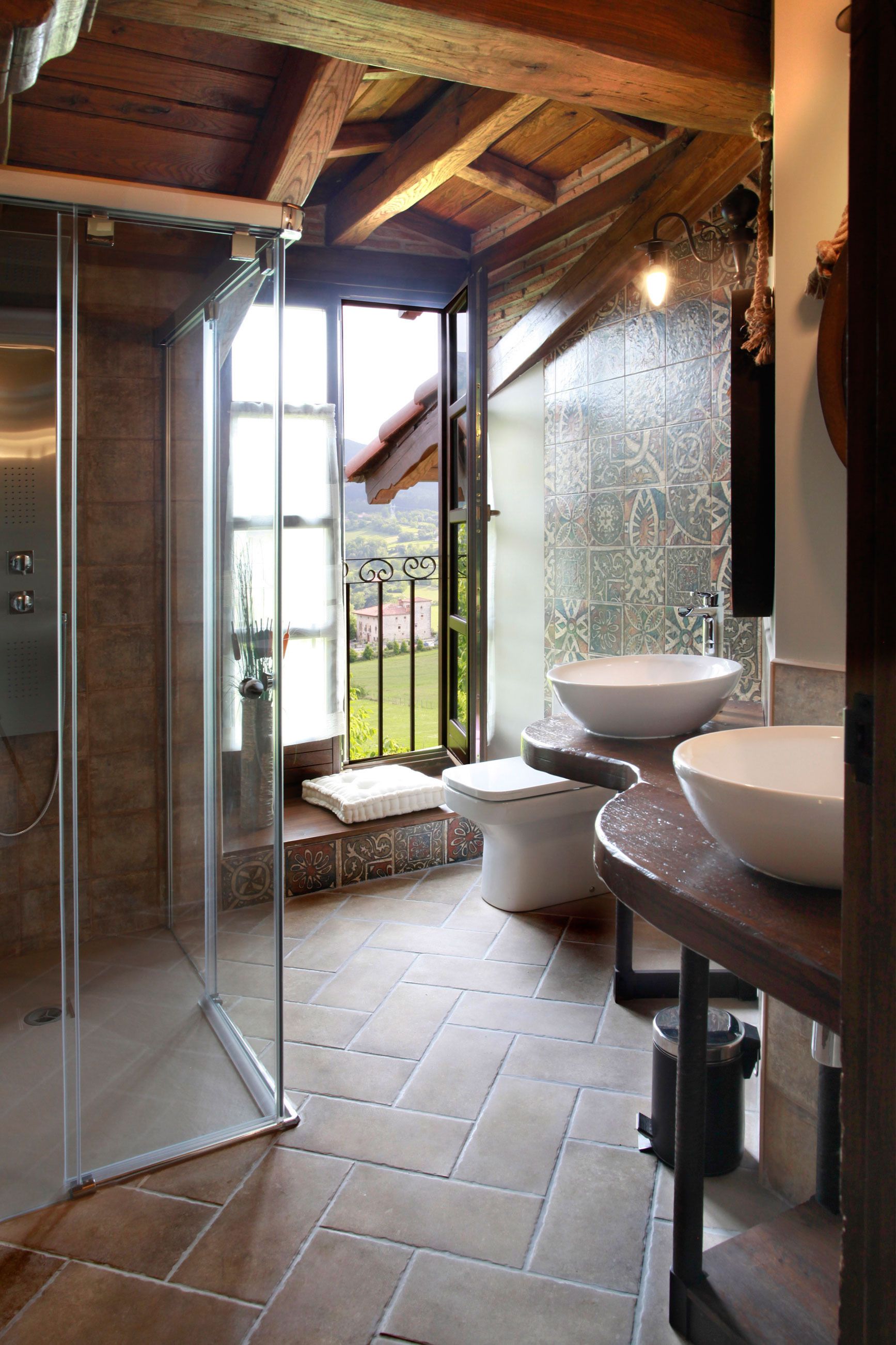 Een douche, gratis toiletartikelen, een haardroger, handdoeken