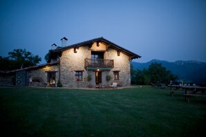 Vista frontal de la propiedad por la tarde o noche