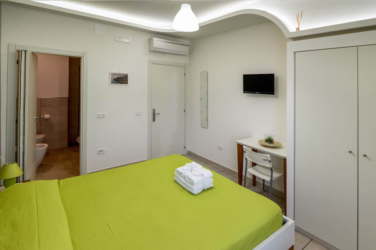 Double Room | Desk, soundproofing, free WiFi, bed sheets