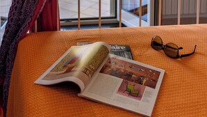 A room with a bed, a magazine, and sunglasses on a table. - B&B Belvedere (Agropoli)