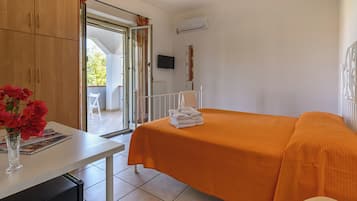 Escritorio, sistema de insonorización, wifi gratis y ropa de cama