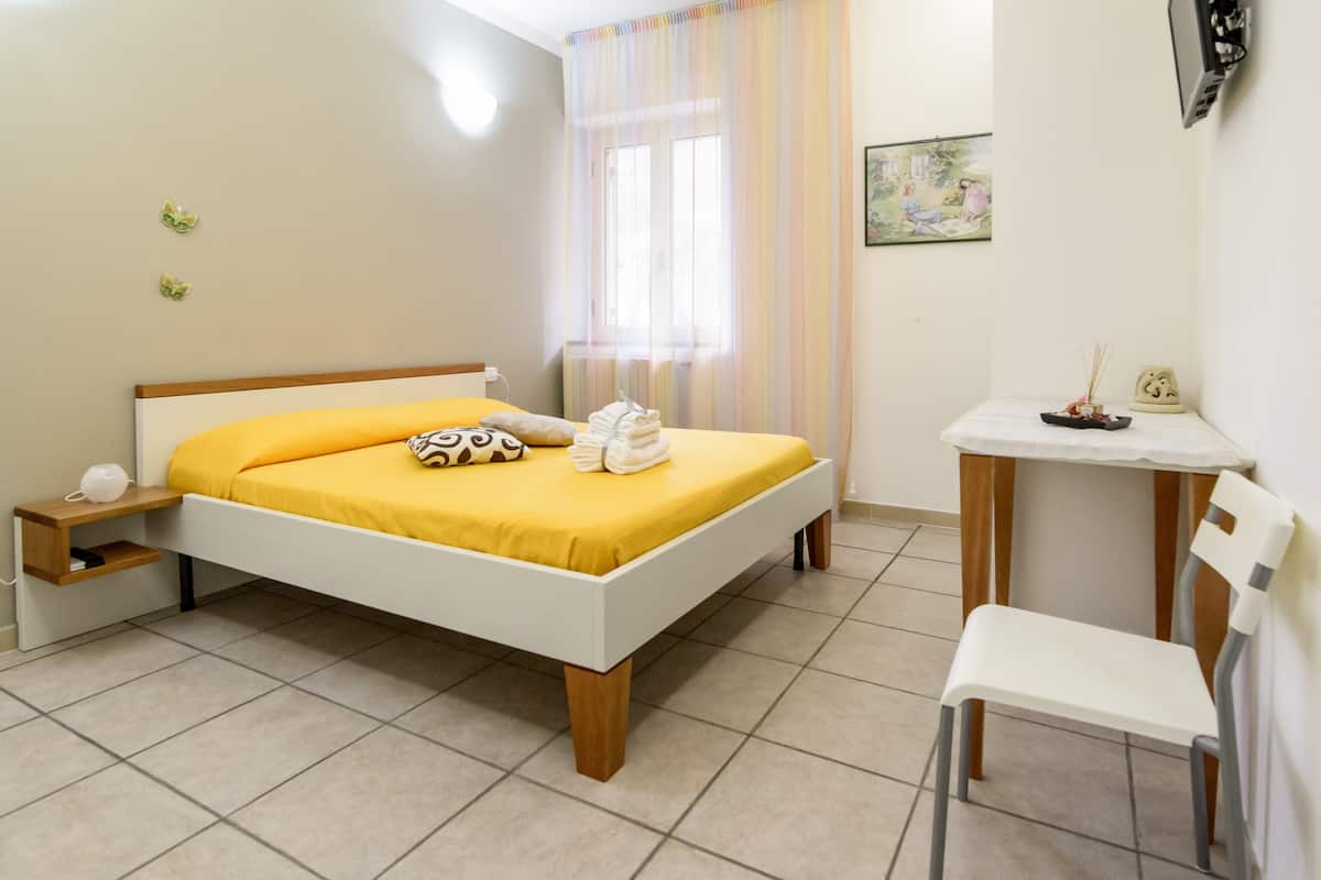 Triple Room | Desk, soundproofing, free WiFi, bed sheets