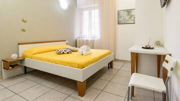 Dreibettzimmer | Schreibtisch, schallisolierte Zimmer, kostenloses WLAN, Bettwäsche