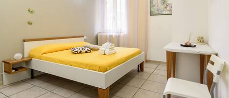 Triple Room | Desk, soundproofing, free WiFi, bed sheets