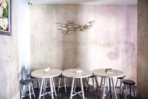 Dining - RedDoorz near Lippo Mall 2 (Kuta)