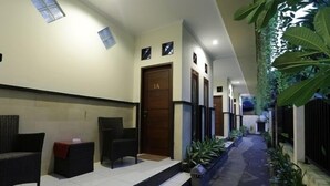 Porch - RedDoorz near Lippo Mall 2 (Kuta)