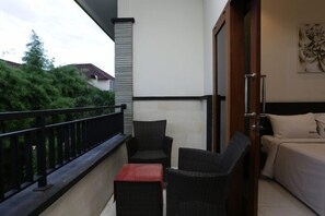 Reddoorz Room | In-room safe, desk, free WiFi - RedDoorz near Lippo Mall 2 (Kuta)