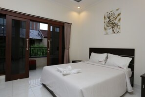 Reddoorz Room | 房內夾萬、書桌、免費 Wi-Fi