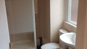 Shower, free toiletries