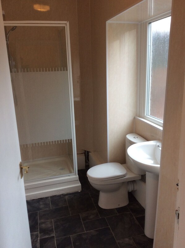 Shower, free toiletries - The L6 Guest Rooms (Liverpool)