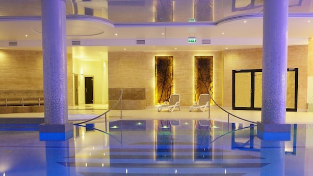 Kolam renang indoor