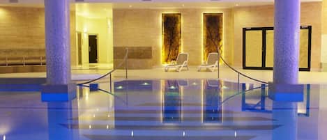 Piscine couverte, chaises longues