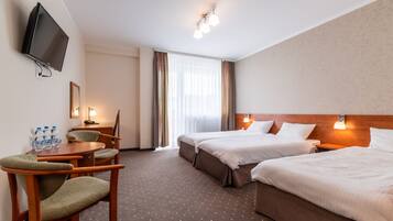 Triple Room | Desk, free cribs/infant beds, free WiFi, bed sheets