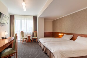 Chambre double | Bureau, lit de bébé (gratuit), accÚs au Wi-Fi (inclus), literie fournie