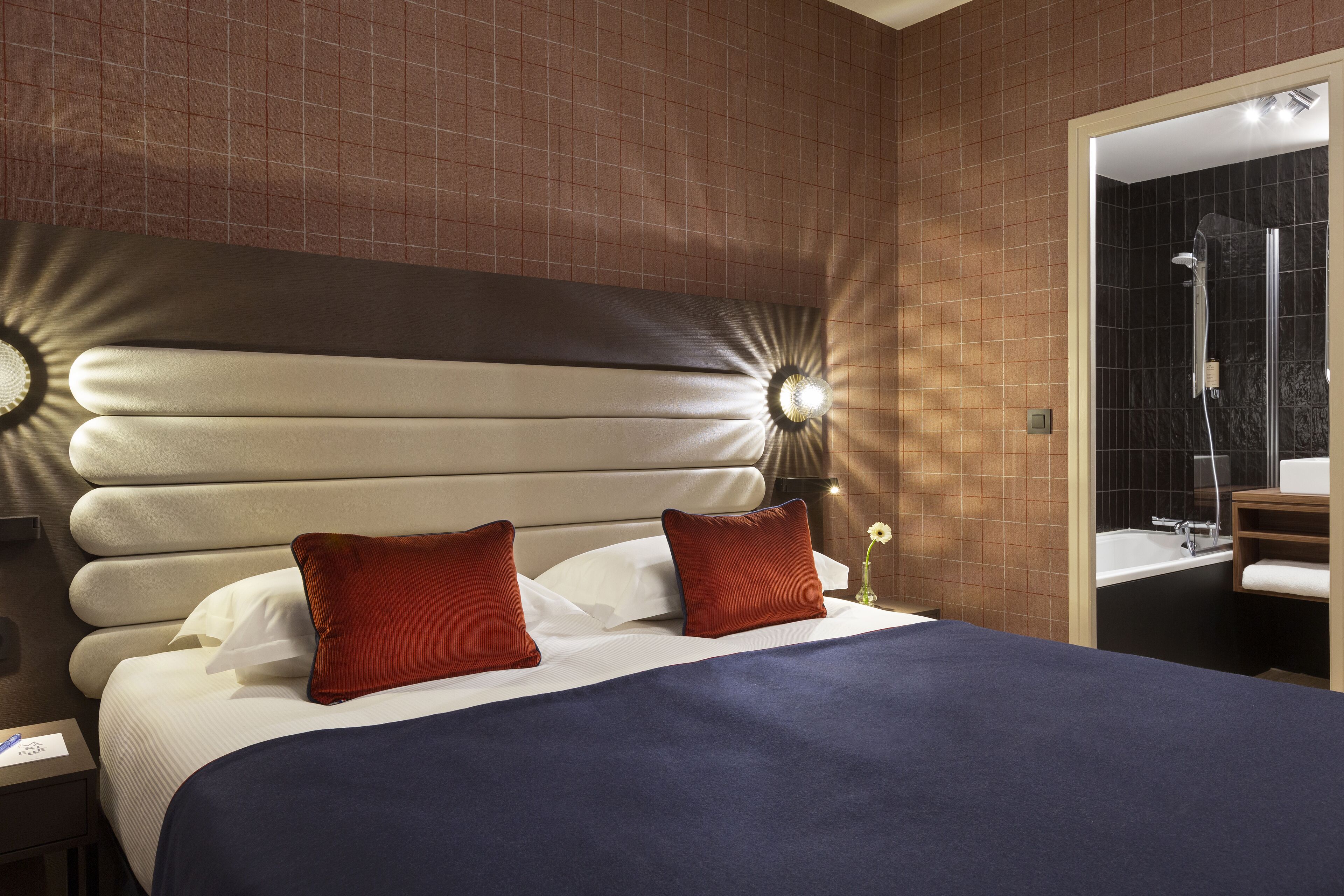 chambre double sans vue | 1 bedroom, in-room safe, desk, bed sheets