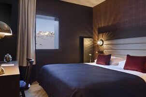 Chambre Classique | Caja fuerte, escritorio, ropa de cama