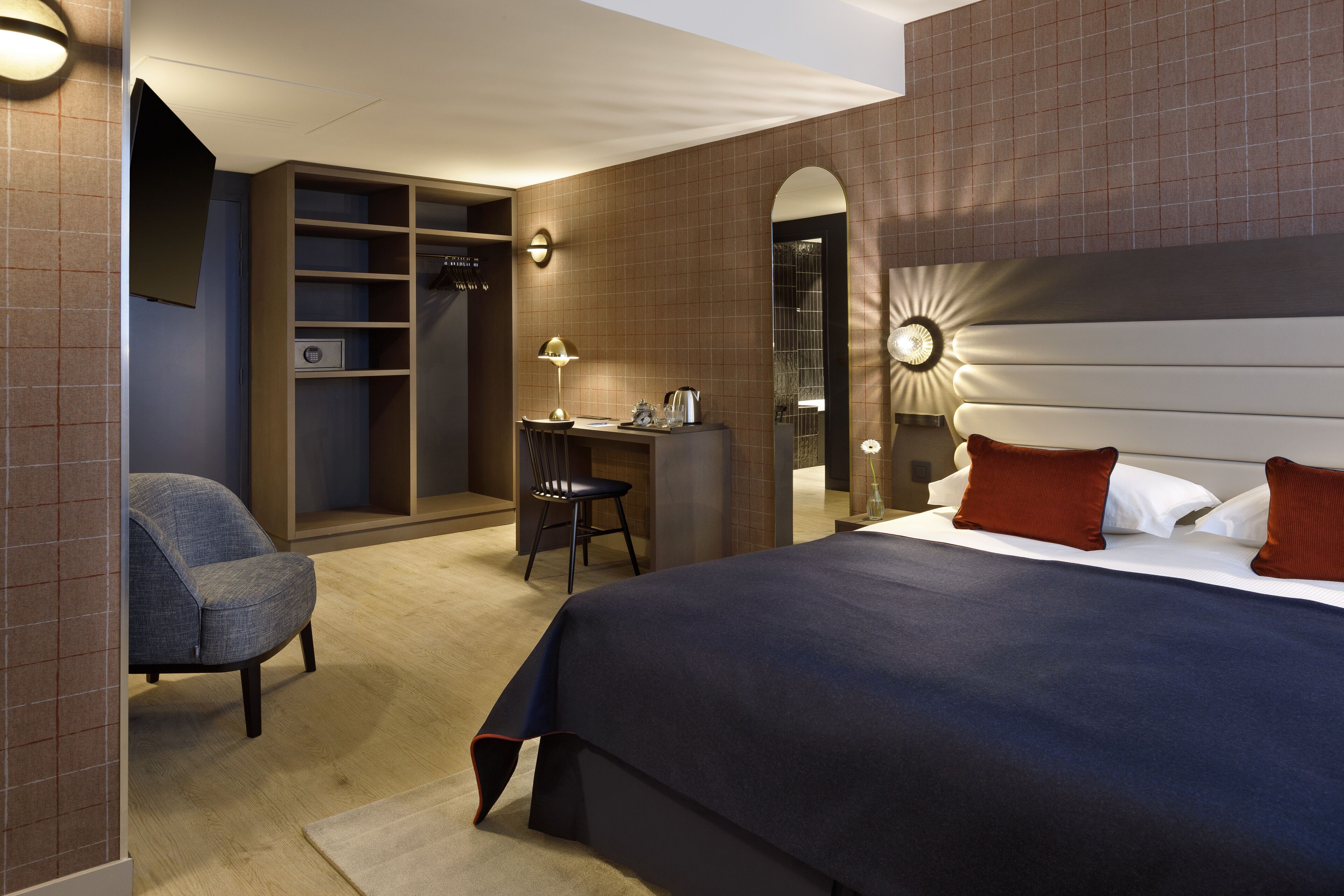 chambre familiale supérieure | 1 bedroom, in-room safe, desk, bed sheets