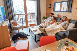 Superior Apartment, 3 Bedrooms (Spa access) | Ruang tamu | TV skrin rata, pemain DVD 