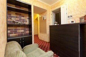 Desk, iron/ironing board, free WiFi, bed sheets - Retro Moscow Hotel Arbat (Moscow)