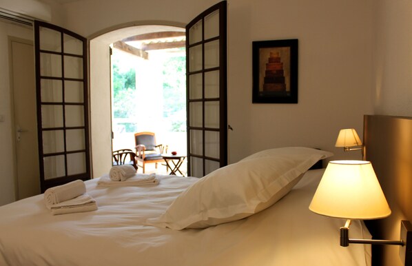 A hotel room with a bed, a lamp, a chair, and a table. - Hôtel de Vacances de la Vignasse (Chandolas)