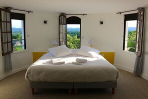 Elite-rum - 1 queensize-säng - utsikt mot dalen | Sängtillbehör av högsta kvalitet, individuell inredning och unika möbler