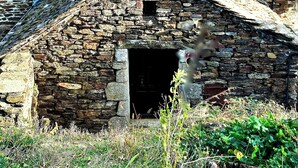 A stone building with a sloped roof, a small entrance, and a chimney. - Hôtel de Vacances de la Vignasse (Chandolas)