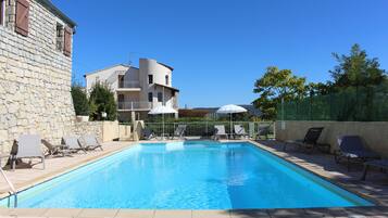 Piscine extérieure (ouverte en saison), parasols de plage