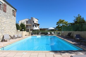 Seasonal outdoor pool, open 8:00 AM to 7:30 PM, pool umbrellas - Hôtel de Vacances de la Vignasse (Chandolas)