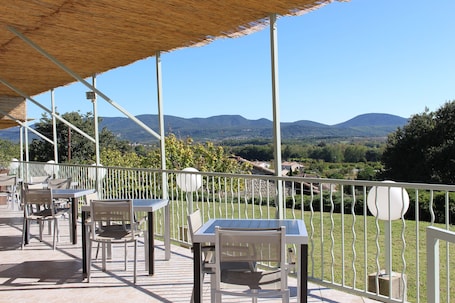 Terrace/patio. Hôtel de Vacances de la Vignasse