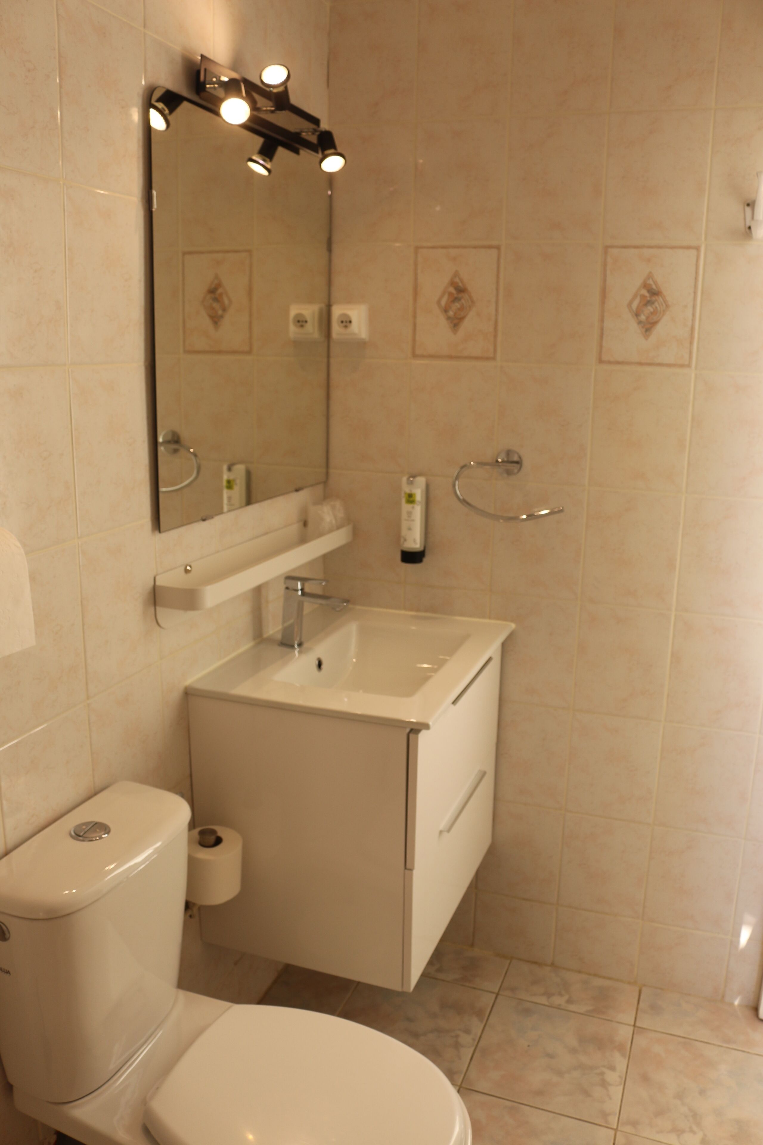 comfort double room | bathroom | free toiletries, hair dryer, towels, soap