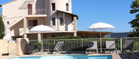 Piscine extérieure (ouverte en saison), parasols de plage