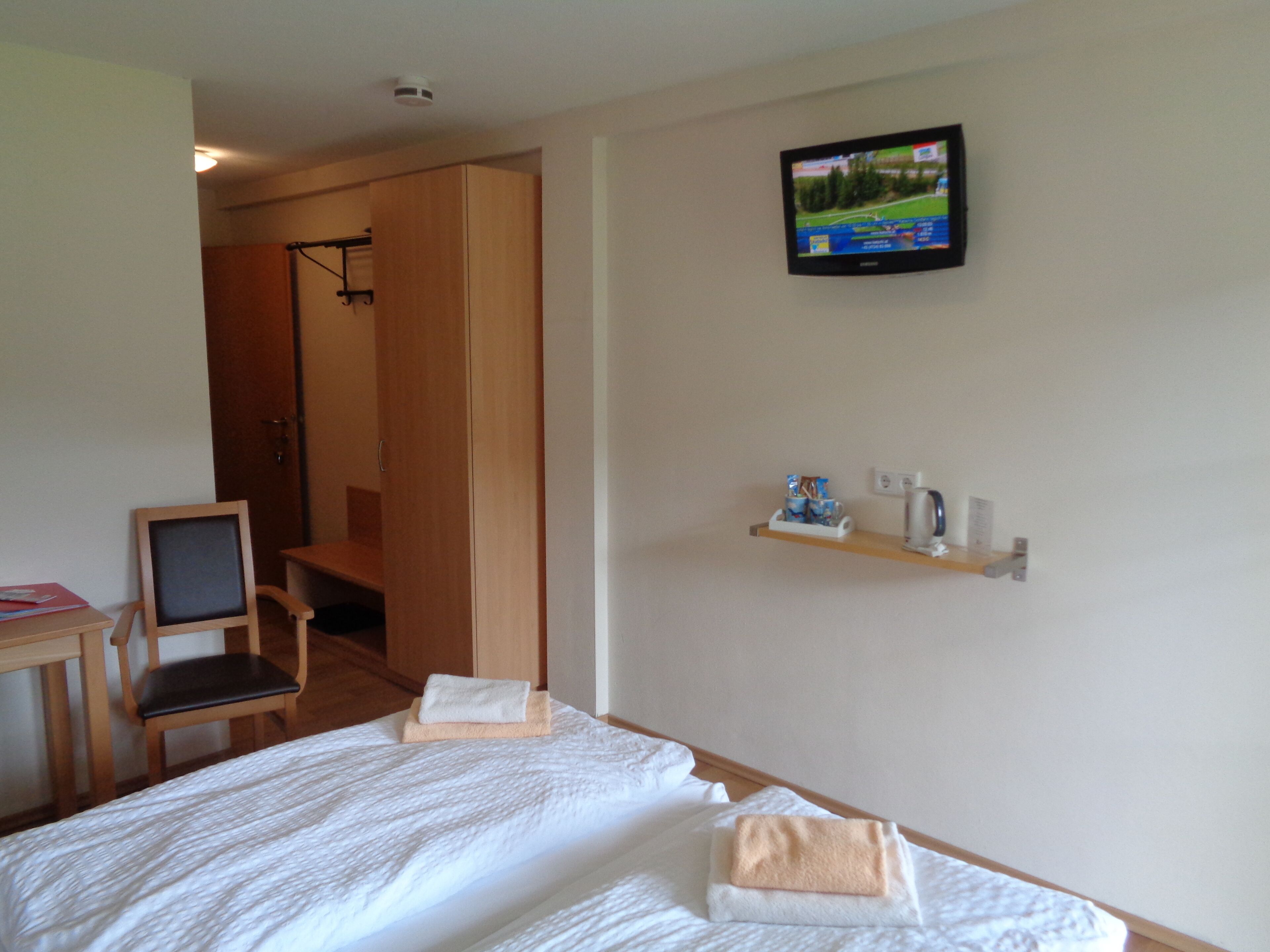 Economy Room, 1 Bedroom, Non Smoking, Mountainside | Hypo-allergenic bedding, in-room safe, desk, laptop workspace