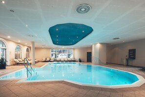 Indoor pool, outdoor pool, pool umbrellas, pool loungers - Post Family Resort (Unken)